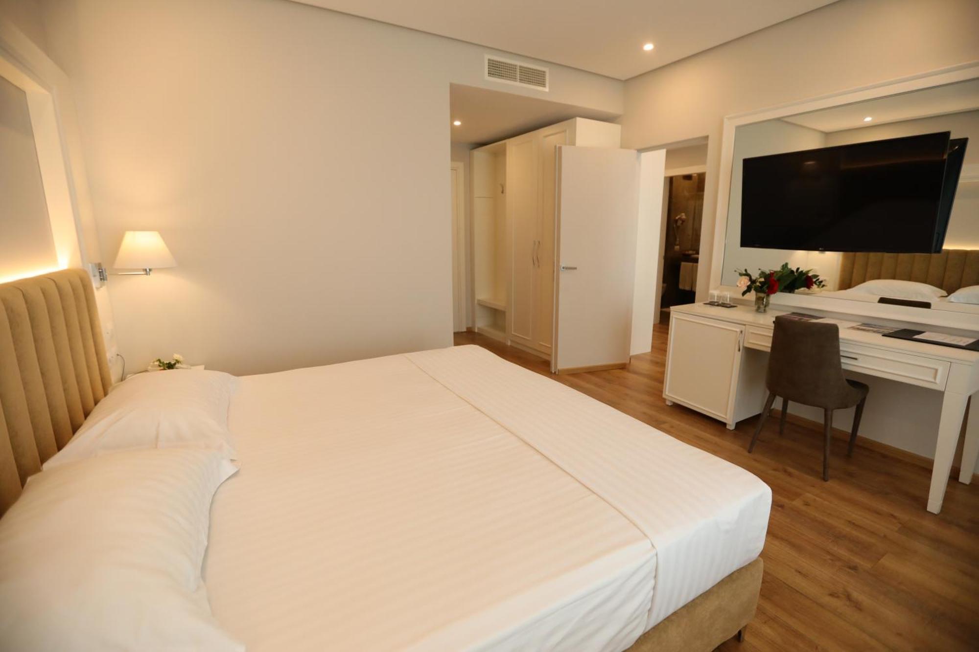 Premium Beach Hotel Golem  Exterior photo